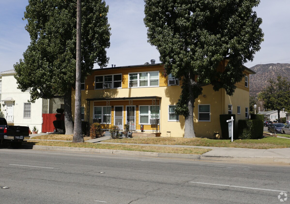 Building - 927 W Glenoaks Blvd