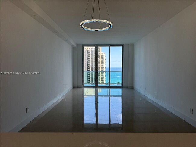 Foto del edificio - 19370 Collins Ave