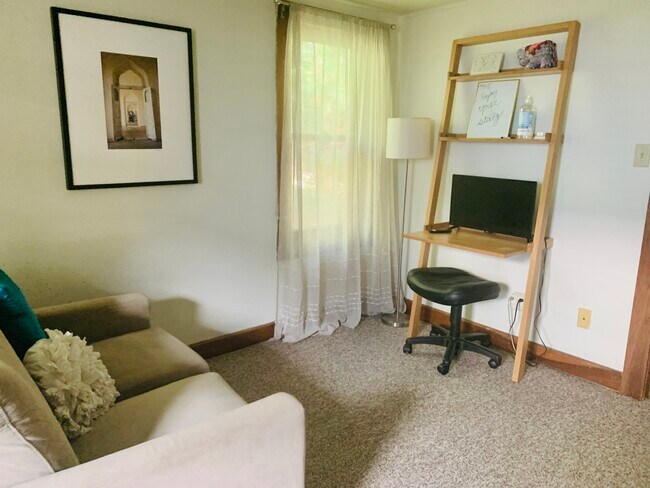 5D3_2882_3_4 - 505 S Rogers St