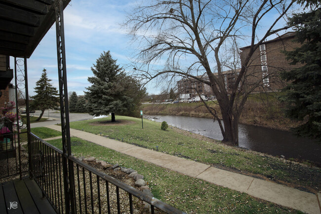 Foto del edificio - 5633 Edge Lake Dr