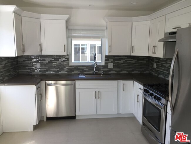Building Photo - 1121 N Sweetzer Ave