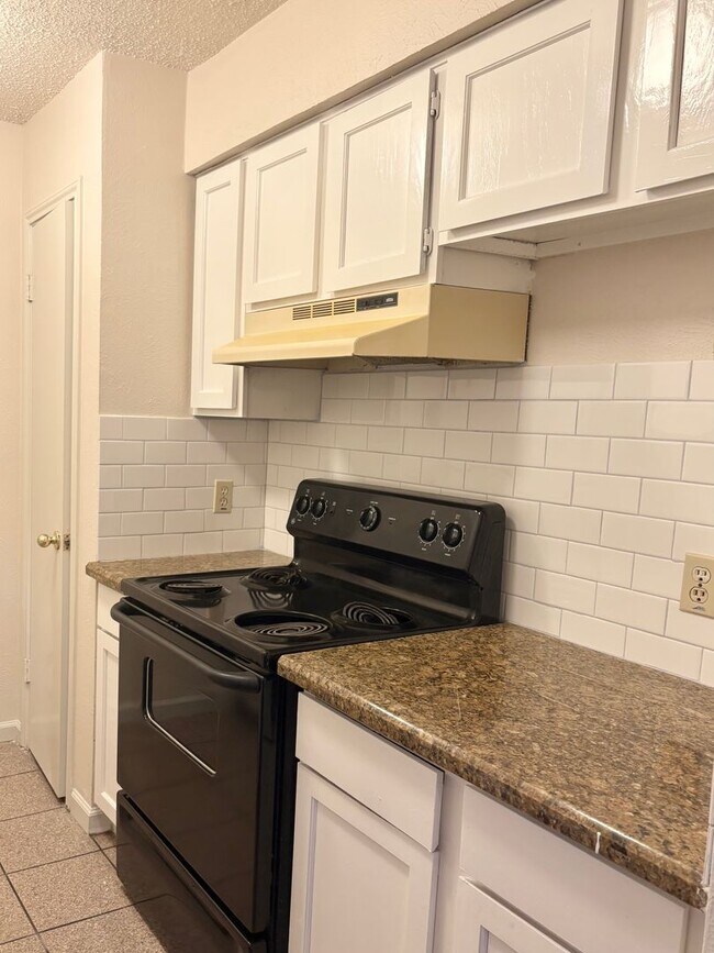 Foto del edificio - Move-In Ready Condo with Pool, Fireplace i...
