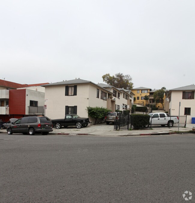 Foto del edificio - Modern 1BR with Balcony & Parking – Live t...