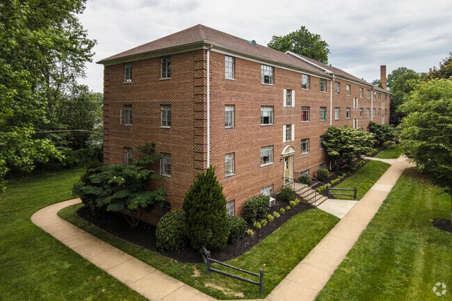 Building Photo - Hillwood Manor Apartments