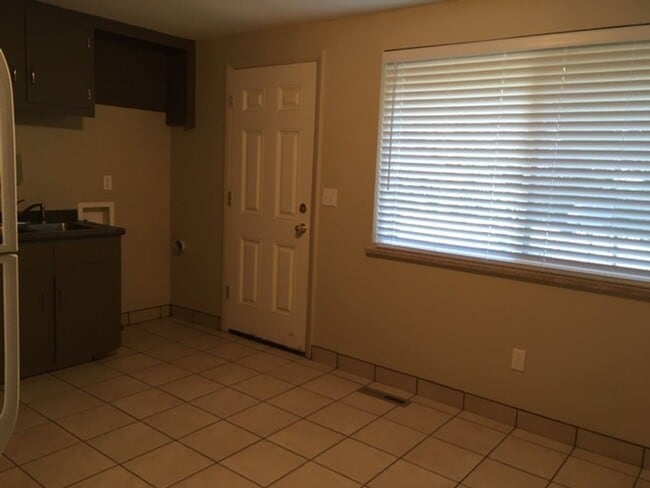 Building Photo - 2 Bdrm Lakewood Duplex