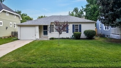 Building Photo - 1050 E Bates Pkwy