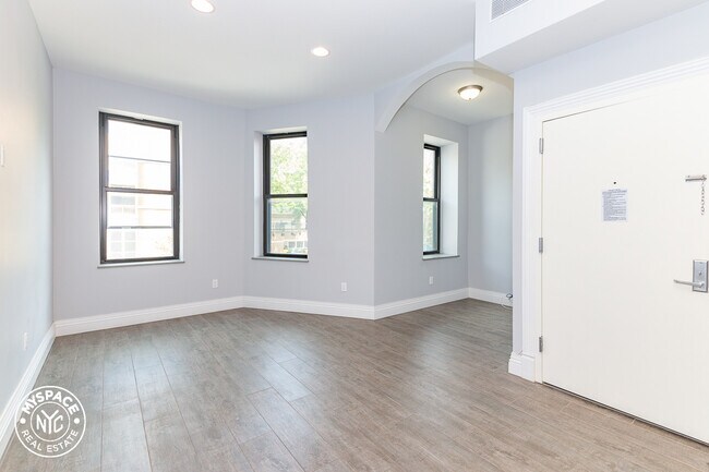 Building Photo - 776 Halsey St