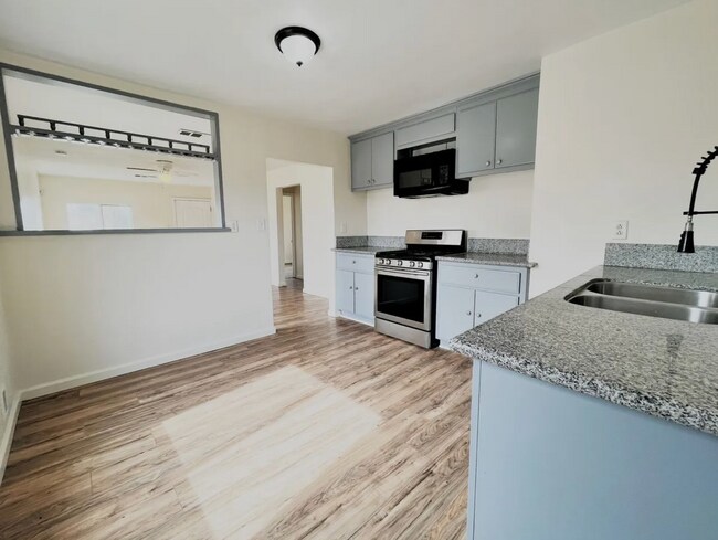 Foto del edificio - Beautiful 4 Bedroom 2 Bath