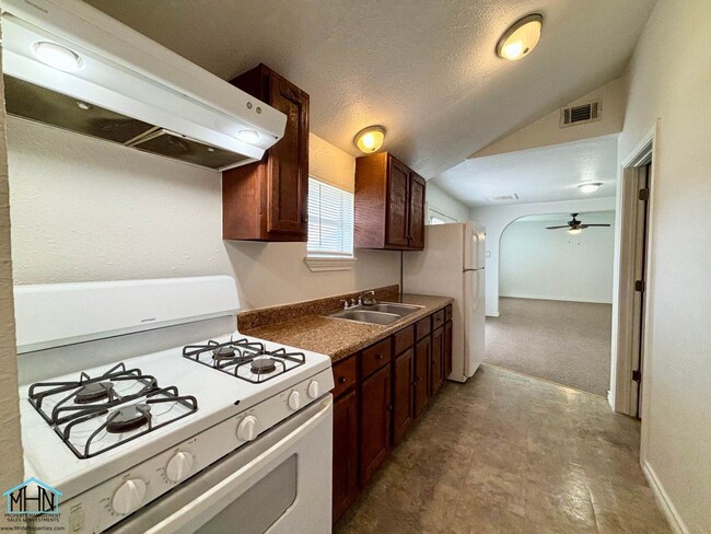 Building Photo - Charming and Convenient 2 bed/1 bath home,...