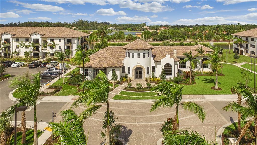 7025 Stirling Rd, Davie, FL 33314