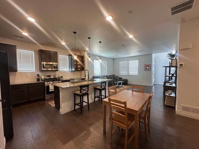 Foto del edificio - End unit FURNISHED Townhouse in Victory Ridge