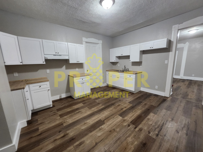 Building Photo - Large 4/5 Bed 2 bathroom single family hom...