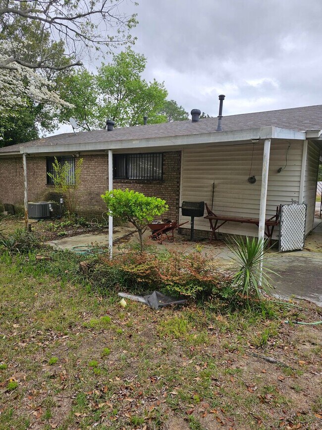 Building Photo - 3 BR/1.5 BA Brick Home