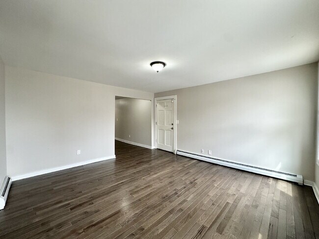 Building Photo - Updated 3 Bedroom with Heat and Hot Water ...