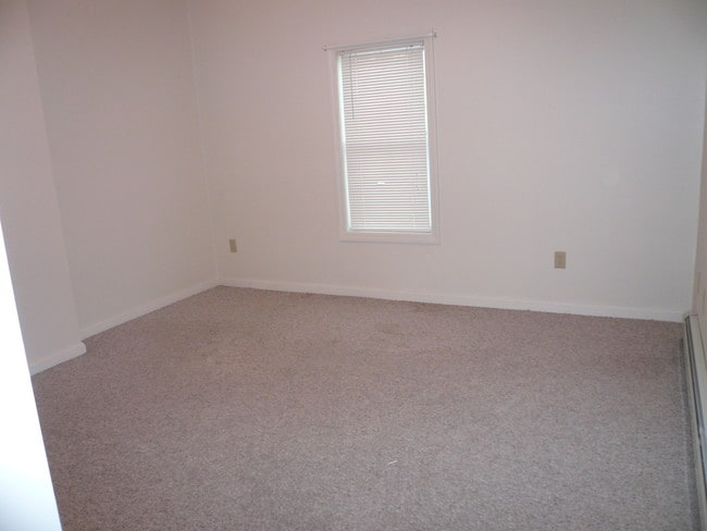 Building Photo - 84 Church Ave