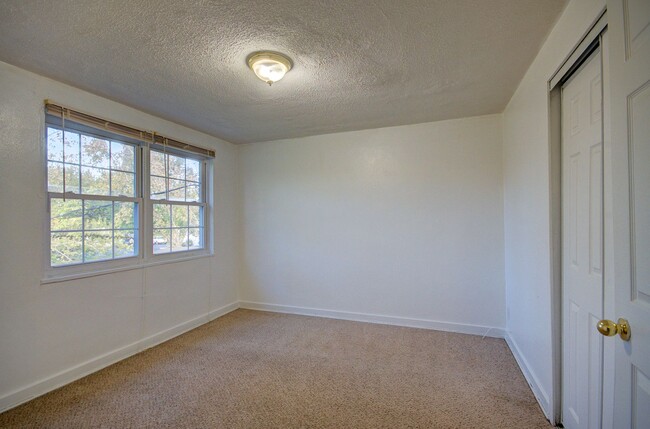 Foto del edificio - 2 bd 1 ba spacious townhome Joliet