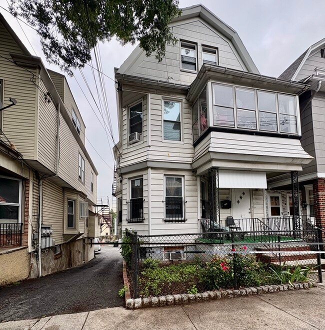 Building Photo - 197 Woodside Ave