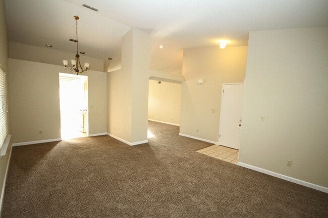 Building Photo - Charming 3Br/2BA/ 1444SF Available Now! Te...