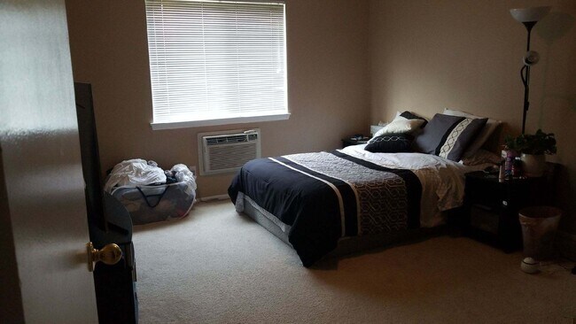 Bedroom - 2420 Parmenter Blvd
