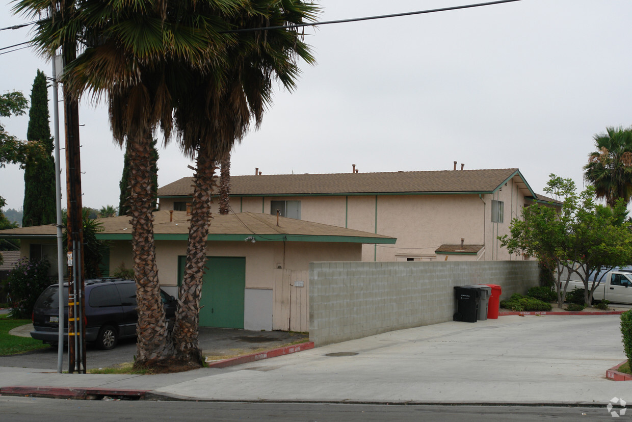 Building Photo - West Drive Apartments