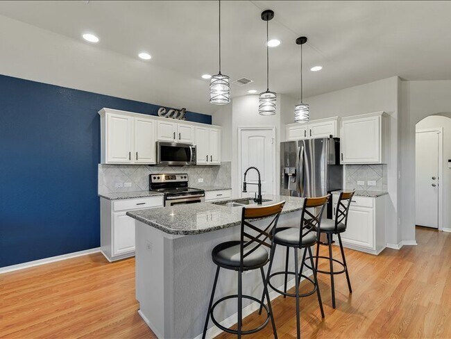 Building Photo - 725 Pinnacle Dr
