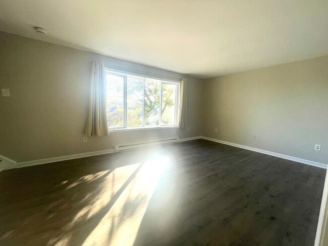Building Photo - Updated 2 Bedroom  Townhouse