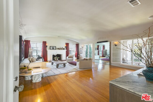 Foto del edificio - 148 S Orange Dr