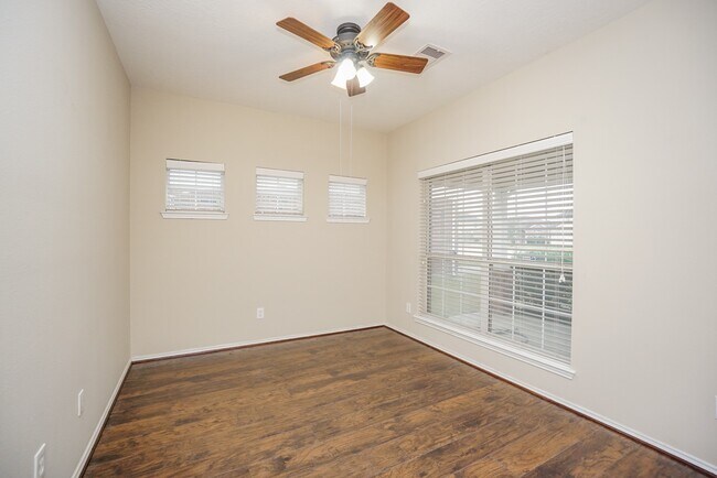 Foto del edificio - 1323 Colonial Manor Dr