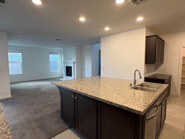 Foto del edificio - Large 5 bedroom home with loft.  Featuring 2 primary bedrooms