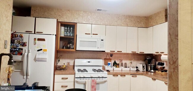 Building Photo - 743 Banyan Ct