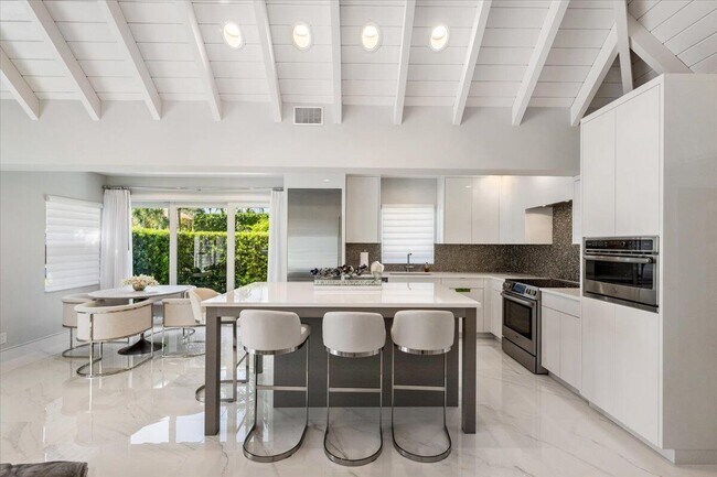Foto del edificio - 1371 Lands End Rd
