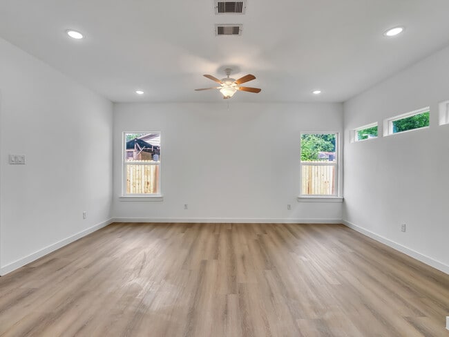 Foto del edificio - 8102 Crestview Dr