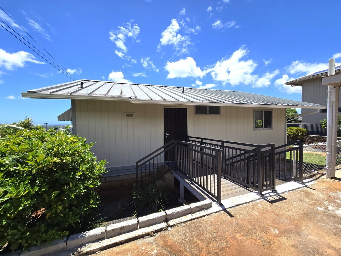 Primary Photo - Renovated 2br/1ba Halawa Heights Cottage with Pearl Harbor Views!