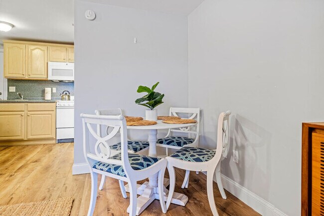 Building Photo - Cozy Condo with Pool and Parking on Main S...