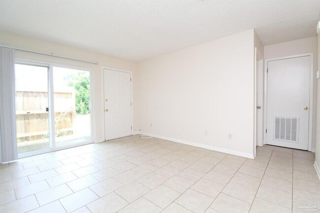 Building Photo - 3398 Green Briar Cir