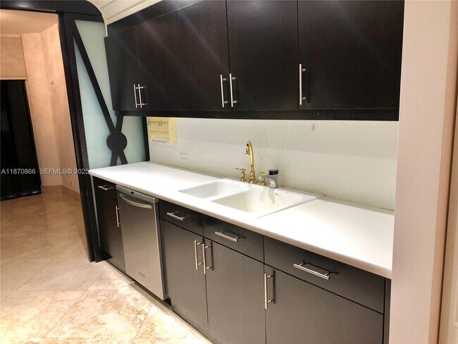 Foto del edificio - 2800 Island Blvd