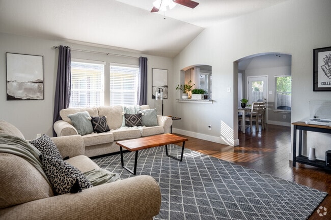 Building Photo - 1031 Fallbrook Loop