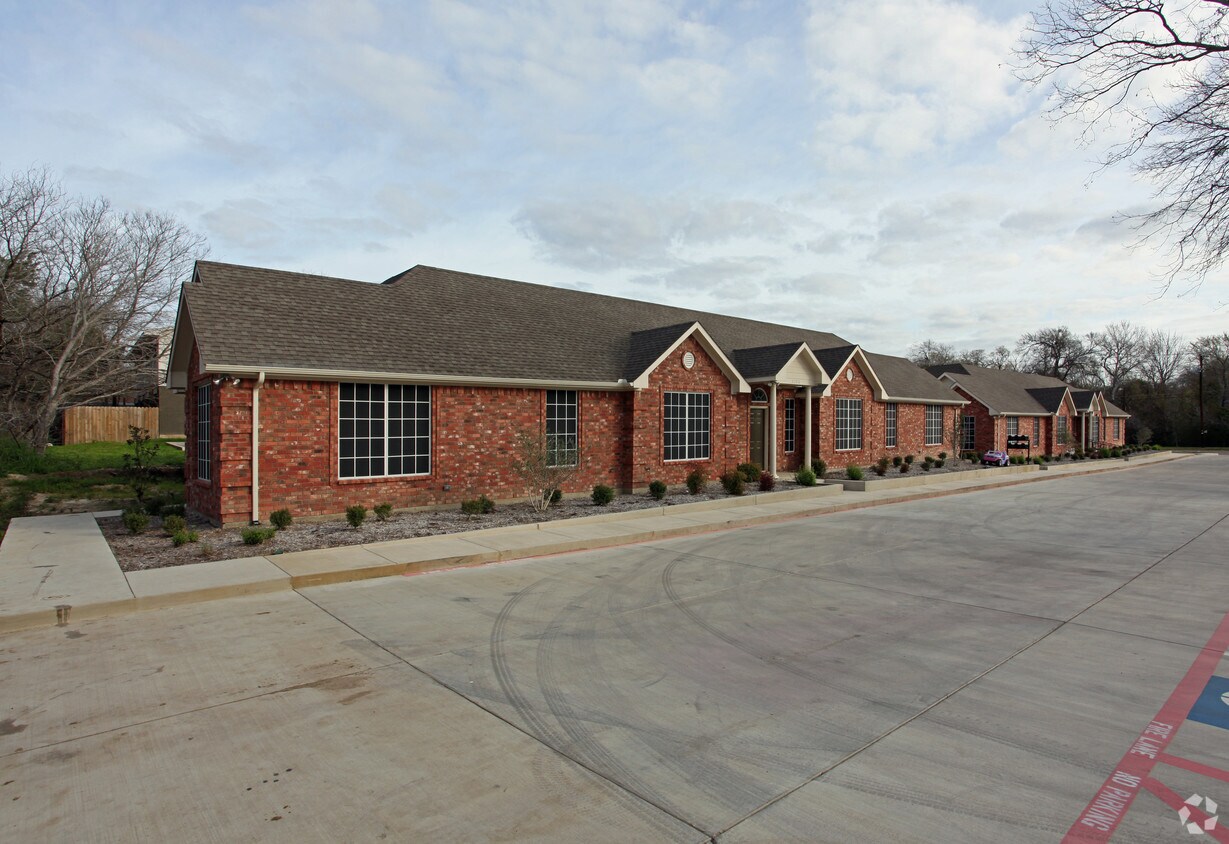 1203 Clay St, Ennis, TX 75119 Apartments in Ennis, TX