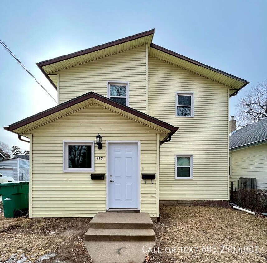 Primary Photo - Updated Upper Level Unit With Many Utiliti...