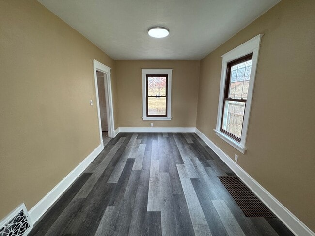 Foto del edificio - 3 Bedroom Moline Home with 2 Car Garage