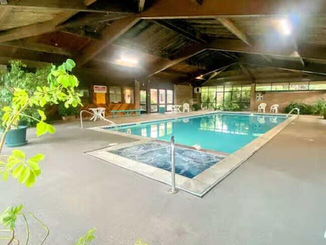 Building Photo - Intern Housing Available-Furnished Flexible lease terms Large 3 bedroom, 2 bathroom peaceful condo
