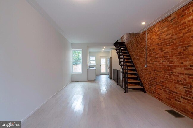Building Photo - 1252 N Hollywood St