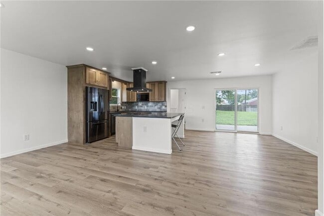 Building Photo - 2420 Woodman Dr