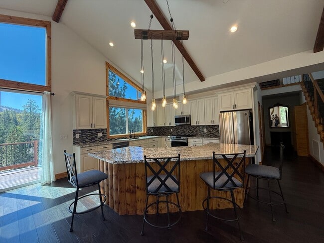 Foto del edificio - Stunning 4-Bedroom Home with Amazing Views, EV Charger & Solar in Big Bear!