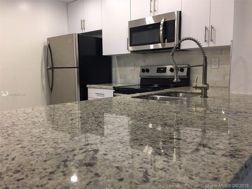 Foto del edificio - 7950 W McNab Rd