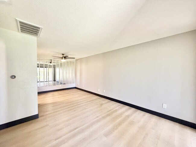 Foto del edificio - AVAILABLE NOW!! GORGEOUS 1 Bedroom 1 Bathroom - First Floor Condo in Palm Springs!!
