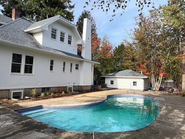 Gran piscina enterrada y patio trasero. Parcela doble completamente vallada de 30 m x 30 m. - 3448 SW Canby St