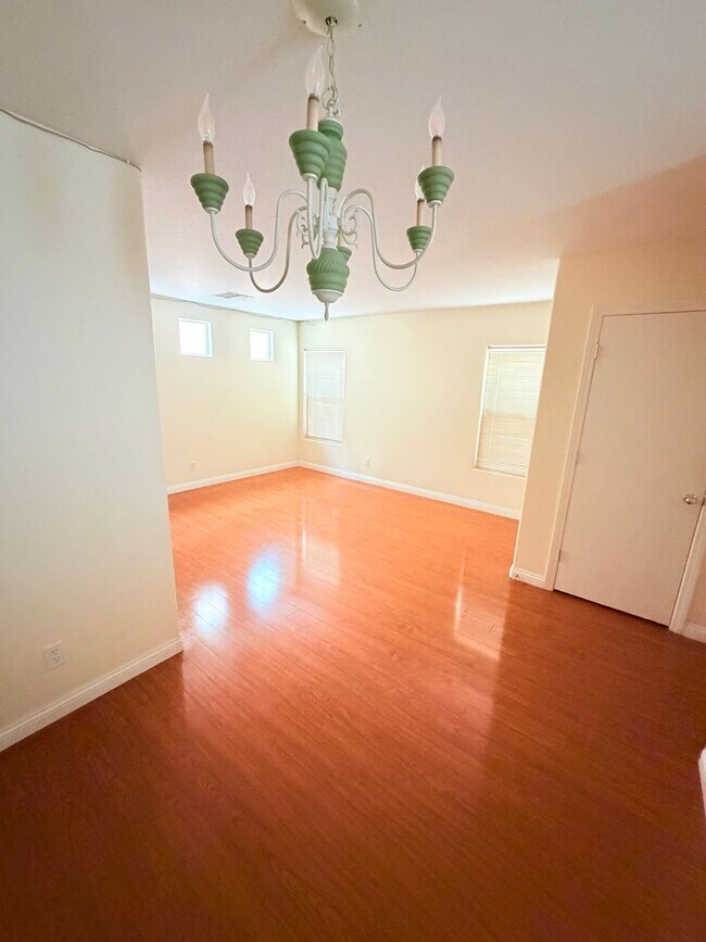 Foto del edificio - BEAUTIFUL 3 BEDROOM 2.5 BATH