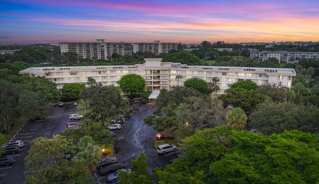 Foto del edificio - 3900 Oaks Clubhouse Dr