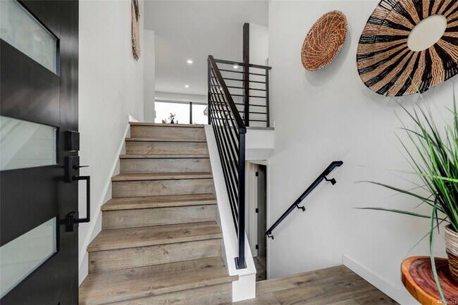 Building Photo - Beautiful 5 Bed 3 Bath Split-level New Rem...